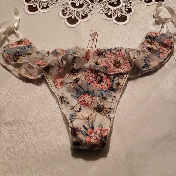 Victoria secret woman - Picture 6 of 8